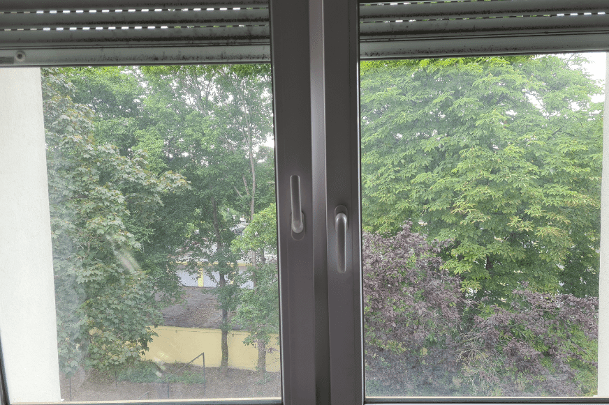 Ein schmutziges Fenster ist zu sehen